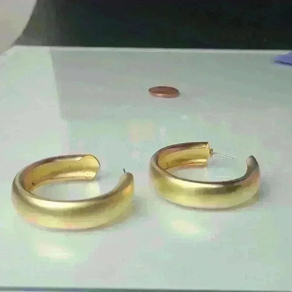 Gold tone earrings - Picture 14 of 14